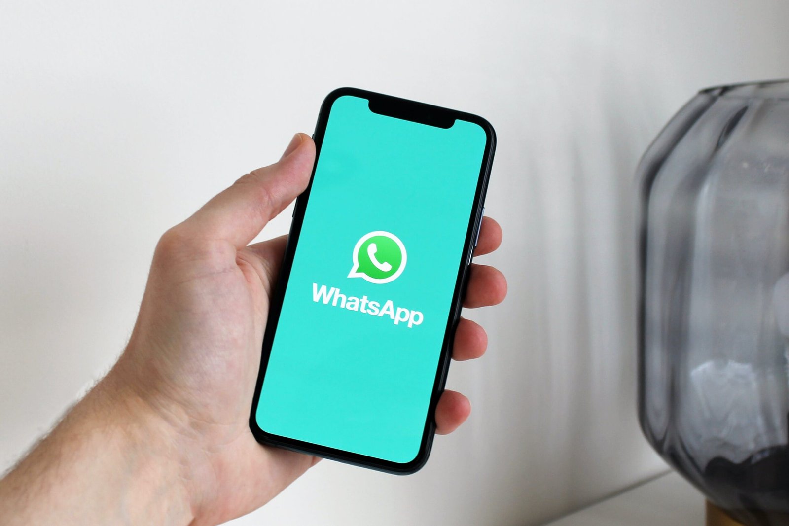 WhatsApp introduces new “Pin Messages” feature for iOS