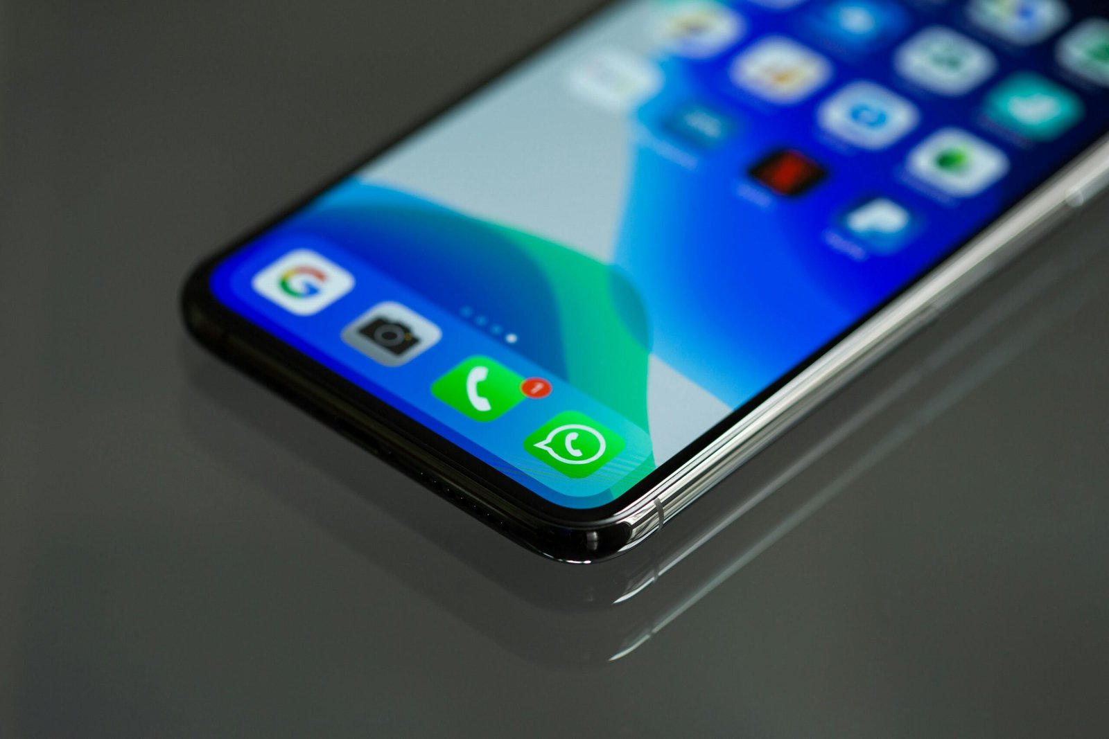 WhatsApp Now Officially Rolled Out a New Improved Bottom Navigation Bar