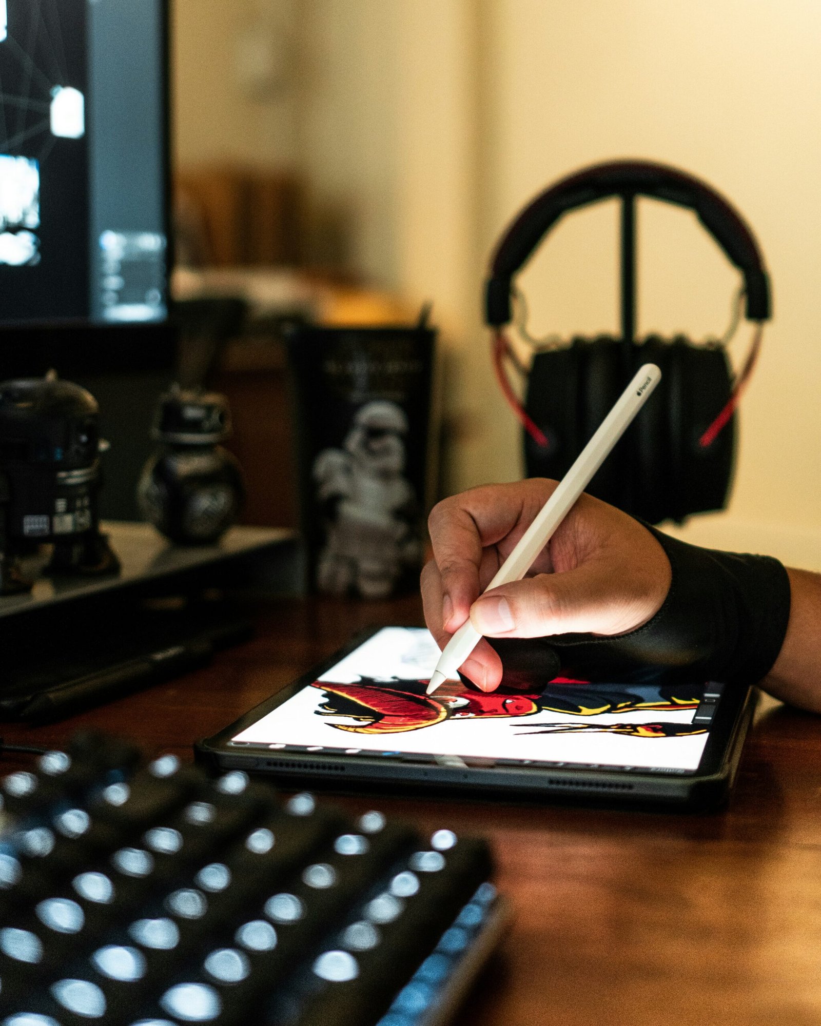 Apple Pencil Pro: Expected Launch Today at Let Loose Event Digital artist drawing on a iPad with a Apple Pencil